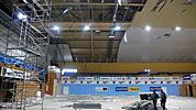 demontáž stropního podhledu ve sportovní hale